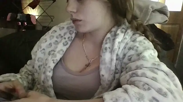 Snapshot of VioletxBlue chatting on June 10, 2026, 12:06 pm VioletxBlue online show from June 10, 2026, 12:06 pm
