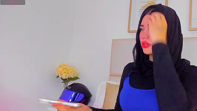 taylorsmiiith  online show from April 13, 2026, 7:40 pm