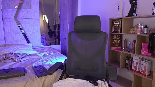 CleeoAdams  online show from December 5, 2025, 5:39 am