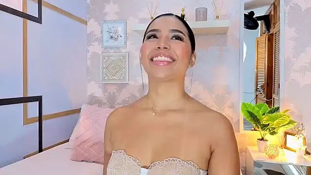 Snapshot of CharlotteGraay chatting on November 18, 2025, 7:50 pm CharlotteGraay online show from November 18, 2025, 7:50 pm