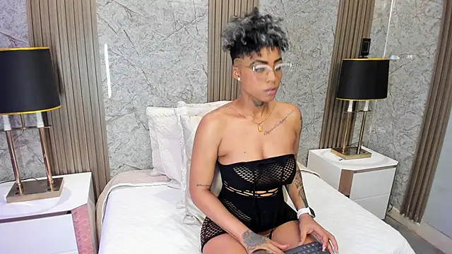 LuciaWallace online show from February 17, 2026, 11:35 pm