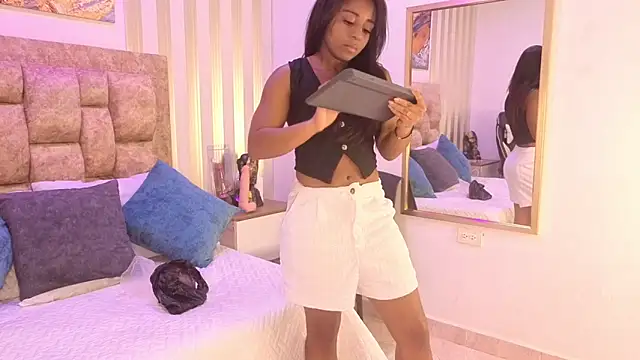 avis lara online show from December 15, 2025, 8:03 pm