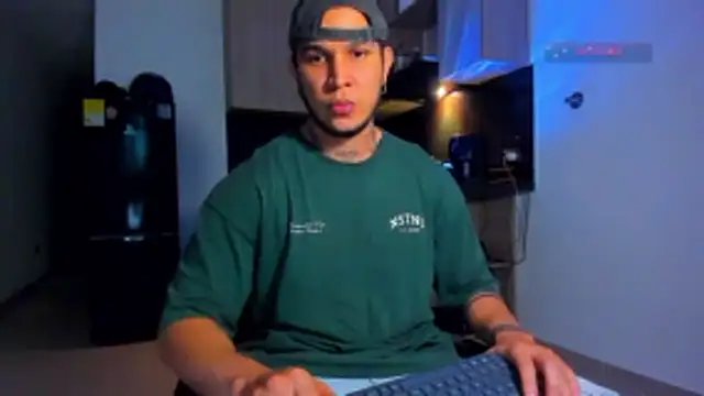Snapshot of austinoficial chatting on April 20, 2026, 12:46 am austinoficial online show from April 20, 2026, 12:46 am