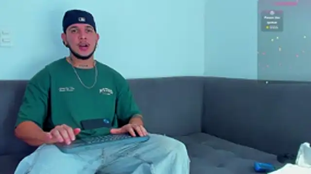 Snapshot of austinoficial chatting on October 15, 2025, 8:17 pm austinoficial online show from October 15, 2025, 8:17 pm