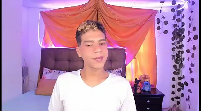 Snapshot of Ethan_Boyy chatting on March 6, 2025, 5:43 pm Ethan Boyy online show from March 6, 2025, 5:43 pm