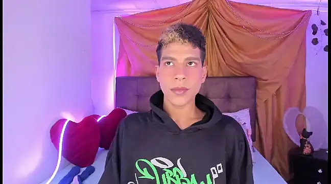 Snapshot of Ethan_Boyy chatting on March 21, 2025, 11:12 pm Ethan Boyy online show from March 21, 2025, 11:12 pm