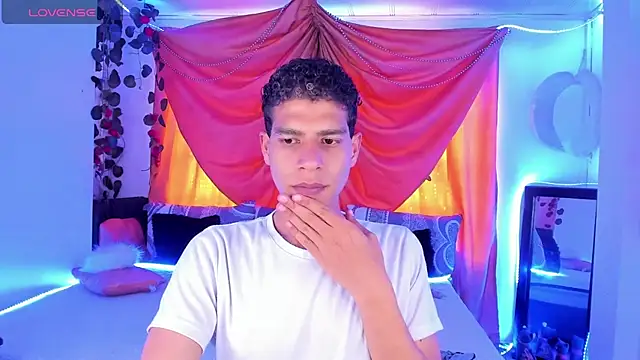 Snapshot of Ethan_Boyy chatting on October 16, 2025, 8:06 pm Ethan Boyy online show from October 16, 2025, 8:06 pm