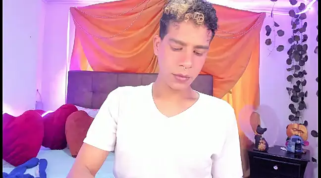 Snapshot of Ethan_Boyy chatting on March 20, 2025, 7:25 pm Ethan Boyy online show from March 20, 2025, 7:25 pm
