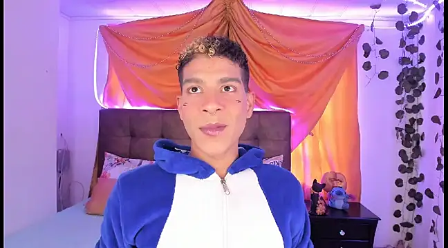 Snapshot of Ethan_Boyy chatting on March 5, 2025, 7:38 pm Ethan Boyy online show from March 5, 2025, 7:38 pm