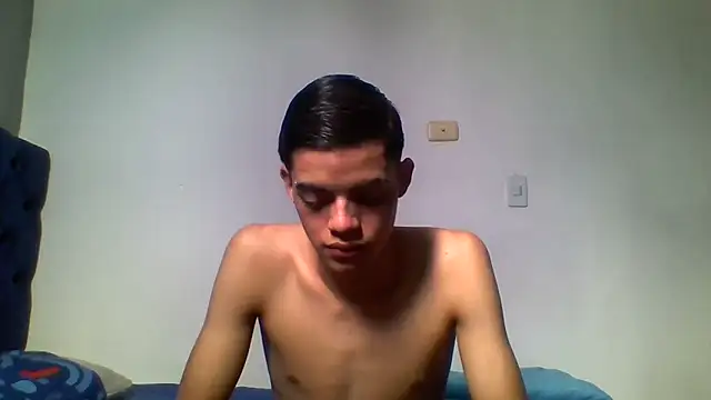 Snapshot of Latinos_2001 chatting on June 6, 2026, 2:55 pm Latinos 2001 online show from June 6, 2026, 2:55 pm