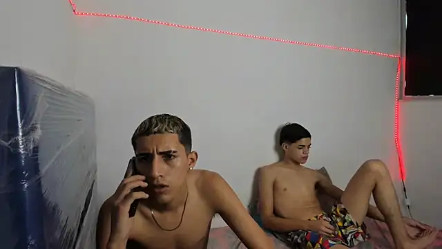 Snapshot of Latinos_2001 chatting on February 26, 2025, 1:22 pm Latinos 2001 online show from February 26, 2025, 1:22 pm