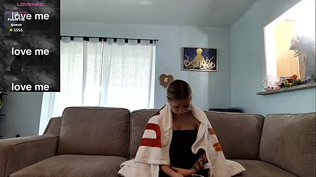 Snapshot of Hatgirl69 chatting on October 13, 2025, 3:35 pm Hatgirl69 online show from October 13, 2025, 3:35 pm