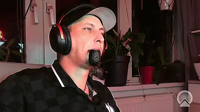 Snapshot of Skullkeeper1984 chatting on October 15, 2025, 10:29 pm Skullkeeper1984 online show from October 15, 2025, 10:29 pm