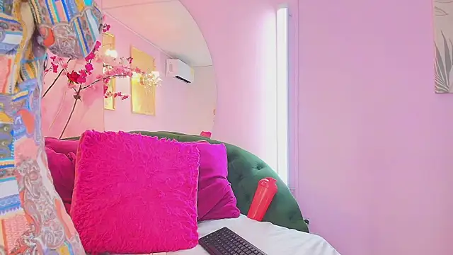 Snapshot of scarlette69 chatting on February 18, 2026, 7:43 pm scarlette69 online show from February 18, 2026, 7:43 pm