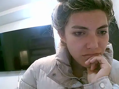 VittoriaTaylor online show from April 17, 2026, 4:54 pm