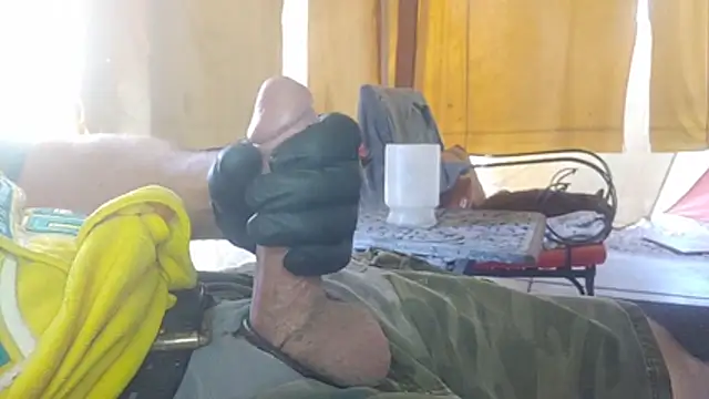 bwcbeat83 online show from April 24, 2026, 12:45 am