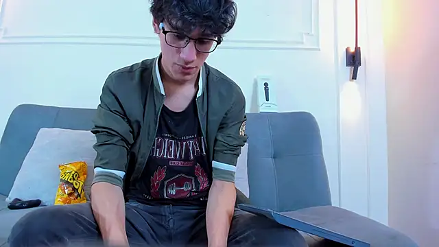 Snapshot of Cum_hunters chatting on February 6, 2026, 3:24 am Cum hunters online show from February 6, 2026, 3:24 am