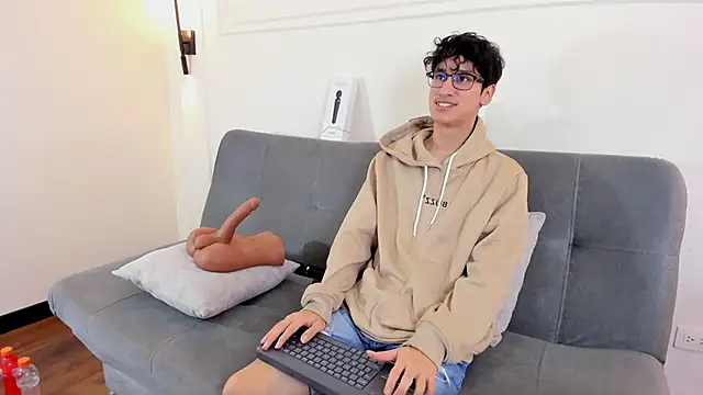 Snapshot of Cum_hunters chatting on December 16, 2025, 2:49 am Cum hunters online show from December 16, 2025, 2:49 am