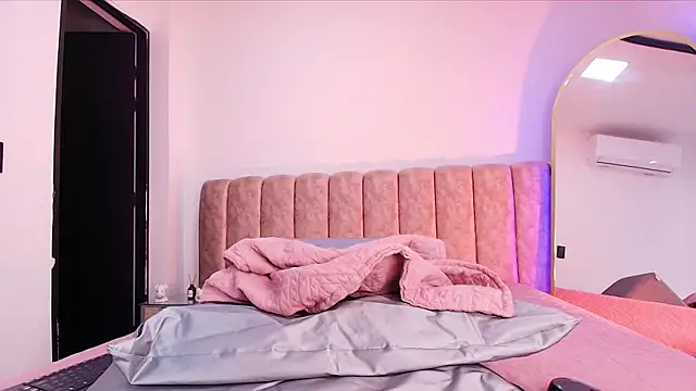 Snapshot of Auroraa_miller chatting on January 9, 2026, 12:01 pm Auroraa miller online show from January 9, 2026, 12:01 pm