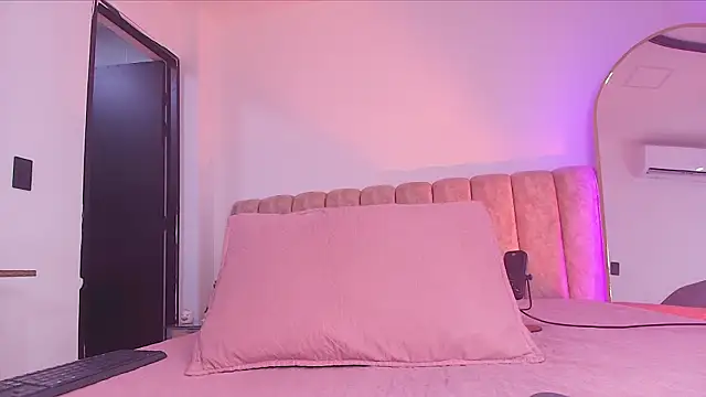 Snapshot of Auroraa_miller chatting on February 5, 2026, 12:01 pm Auroraa miller online show from February 5, 2026, 12:01 pm