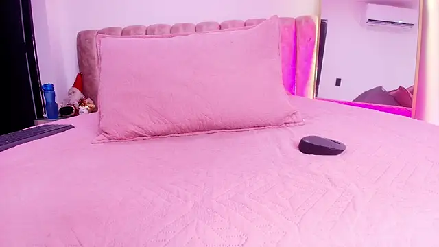 Snapshot of Auroraa_miller chatting on December 18, 2025, 11:58 am Auroraa miller online show from December 18, 2025, 11:58 am