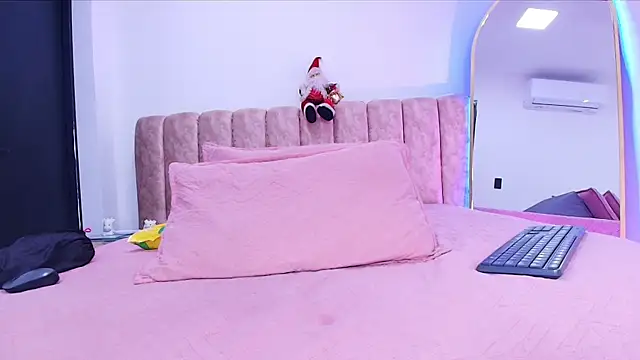 Snapshot of Auroraa_miller chatting on December 21, 2025, 12:29 pm Auroraa miller online show from December 21, 2025, 12:29 pm