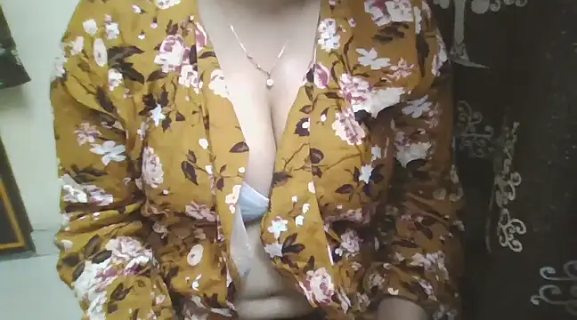 Snapshot of Lovely_Sreya chatting on February 17, 2025, 9:43 pm Lovely Sreya online show from February 17, 2025, 9:43 pm