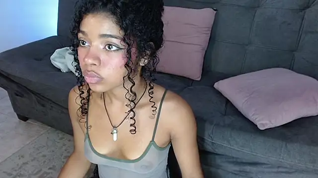 Snapshot of lucie_petite chatting on March 22, 2025, 9:31 pm lucie petite online show from March 22, 2025, 9:31 pm