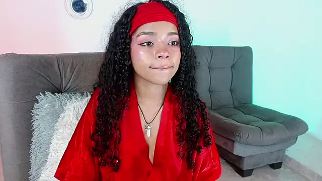 Snapshot of lucie_petite chatting on March 21, 2025, 9:34 pm lucie petite online show from March 21, 2025, 9:34 pm