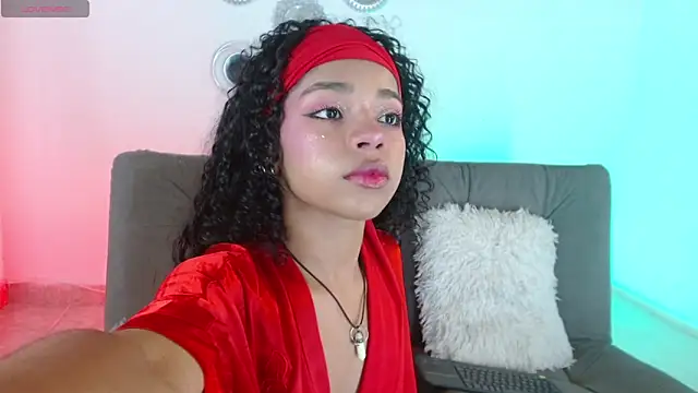 Snapshot of lucie_petite chatting on March 21, 2025, 6:29 pm lucie petite online show from March 21, 2025, 6:29 pm
