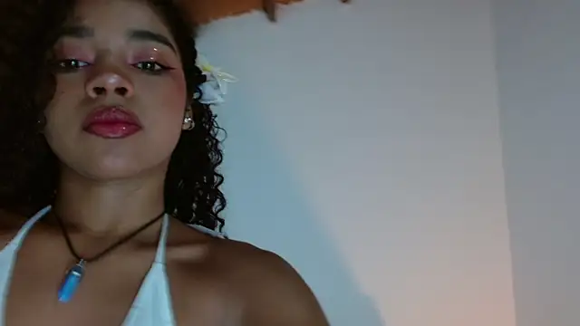 Snapshot of lucie_petite chatting on February 13, 2025, 6:26 pm lucie petite online show from February 13, 2025, 6:26 pm