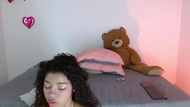 Snapshot of lucie_petite chatting on March 14, 2025, 6:50 pm lucie petite online show from March 14, 2025, 6:50 pm