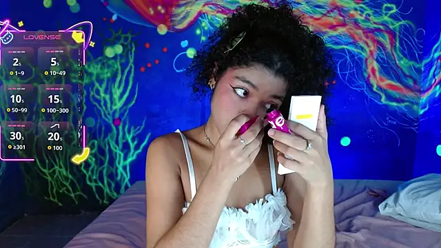 Snapshot of lucie_petite chatting on October 11, 2025, 6:42 pm lucie petite online show from October 11, 2025, 6:42 pm