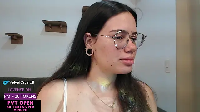 crystalll room online show from September 19, 2025, 4:27 am