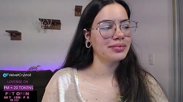 crystalll room online show from October 9, 2025, 4:13 am