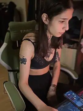 Snapshot of mollyEXD chatting on December 19, 2025, 6:10 pm mollyEXD online show from December 19, 2025, 6:10 pm