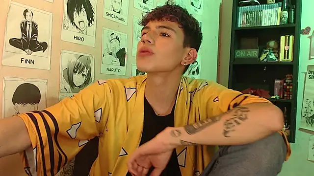 Snapshot of Mickey_Magic chatting on February 18, 2025, 10:47 pm Mickey Magic online show from February 18, 2025, 10:47 pm