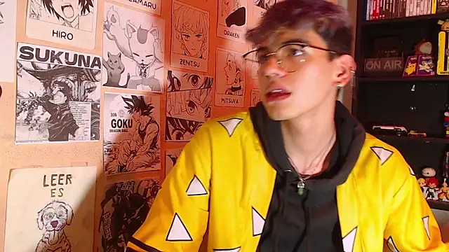 Snapshot of Mickey_Magic chatting on March 5, 2025, 7:27 am Mickey Magic online show from March 5, 2025, 7:27 am