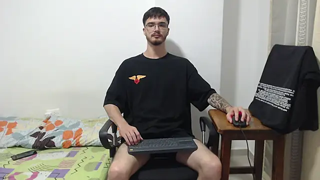 Snapshot of Aleex_Miller chatting on November 18, 2025, 10:40 am Aleex Miller online show from November 18, 2025, 10:40 am