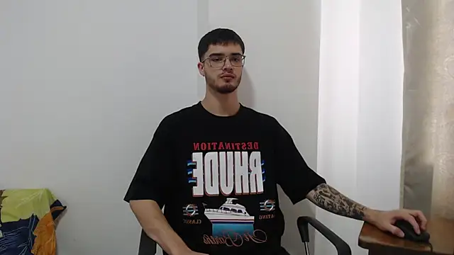 Snapshot of Aleex_Miller chatting on October 5, 2025, 8:32 pm Aleex Miller online show from October 5, 2025, 8:32 pm