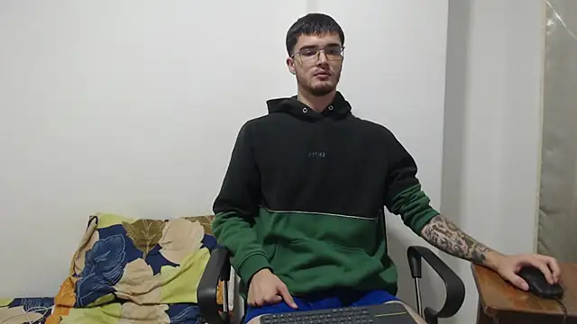 Snapshot of Aleex_Miller chatting on October 8, 2025, 7:43 am Aleex Miller online show from October 8, 2025, 7:43 am