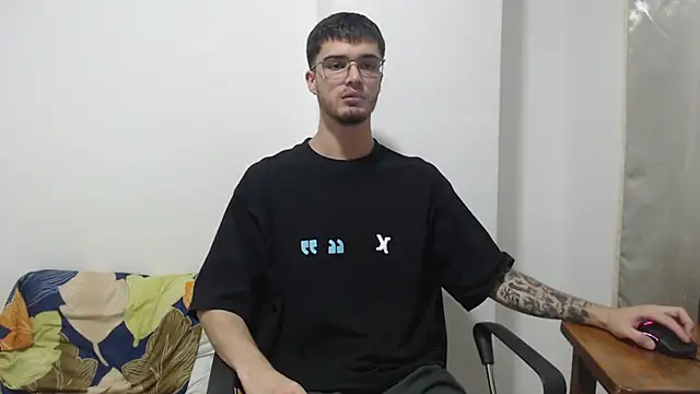 Snapshot of Aleex_Miller chatting on October 7, 2025, 12:00 am Aleex Miller online show from October 7, 2025, 12:00 am