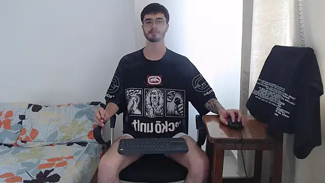 Snapshot of Aleex_Miller chatting on November 6, 2025, 3:38 pm Aleex Miller online show from November 6, 2025, 3:38 pm