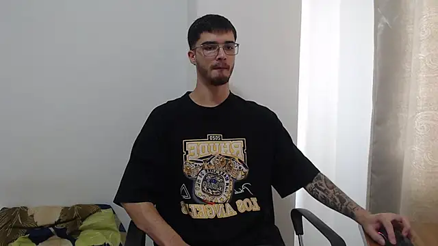 Snapshot of Aleex_Miller chatting on October 7, 2025, 7:15 pm Aleex Miller online show from October 7, 2025, 7:15 pm