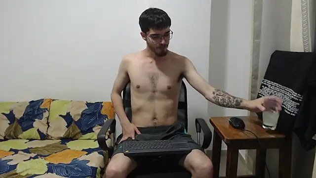 Snapshot of Aleex_Miller chatting on November 1, 2025, 2:07 am Aleex Miller online show from November 1, 2025, 2:07 am