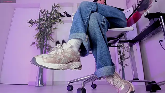 hannah howeell   online show from March 25, 2026, 9:41 am