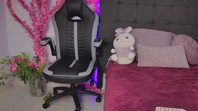 Snapshot of AmandaBrooks_18 chatting on November 25, 2025, 2:01 am AmandaBrooks 18 online show from November 25, 2025, 2:01 am