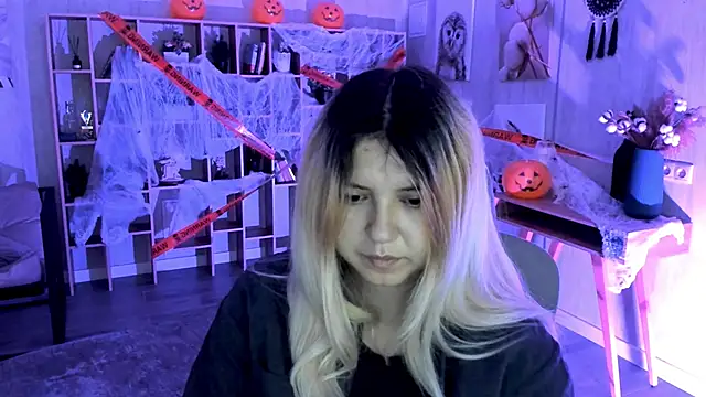 DiaAngell online show from October 31, 2025, 8:05 pm