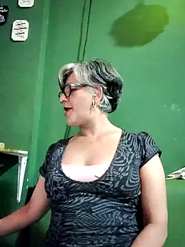 Snapshot of ilonna2025 chatting on October 3, 2025, 6:04 am ilonna2025 online show from October 3, 2025, 6:04 am