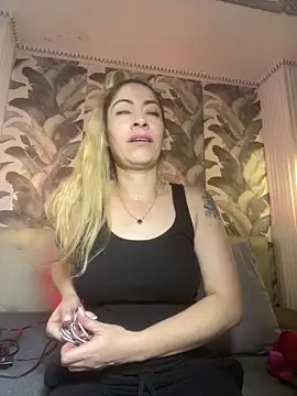 viktoria davis  online show from April 19, 2026, 11:29 pm